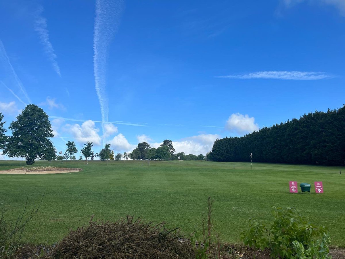 It’s beginning to look a lot like…golf weather @CirencesterGolf ⛳️ ☀️ 🍻 #golfinthecotswolds #golfweather #golfseason