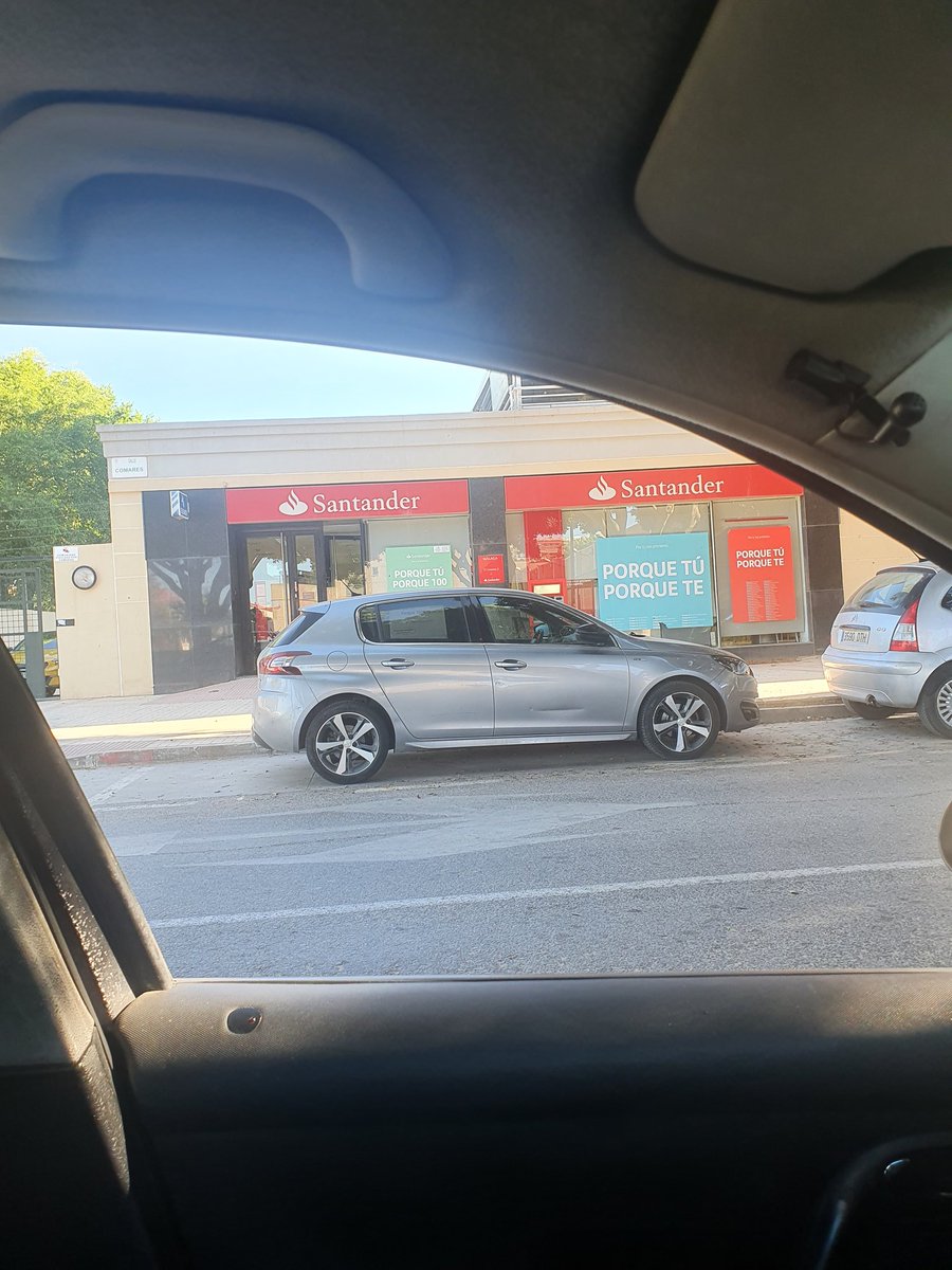 maytegm90's tweet photo. Me encanta que funcione tan bien los banco... 15 minutos esperando a que la cajera venga de hacer la gestión y la caja libre. Al final me marcho son que me hagan la operación @bancosantander @BancoEspana https://t.co/ni4389wBI5
