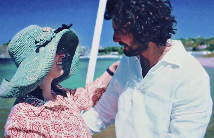 Seni bana saklasam çok doluyum
İçini hesaplasam ağır geliyor
Nefesimi tuttum adını unuttum
İkimize bir fazla mı geliyor 🌞🥂
#HanCey #MasumlarApartmanı