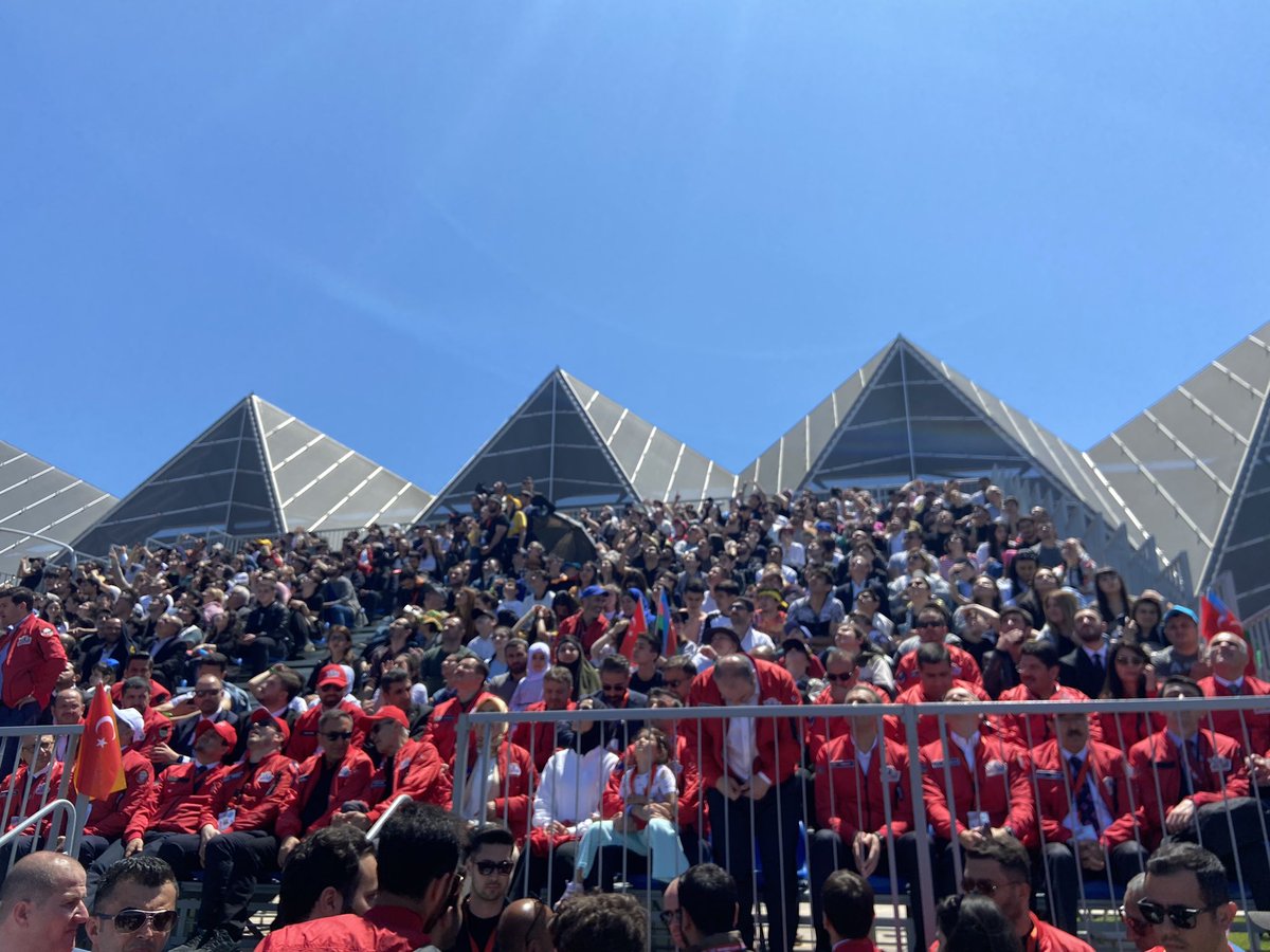 #Teknofest Azərbaycan çox böyük coşqu ilə keçir! Sərgi ərazisini gəzəndə xüsusilə gənclərin marağını görməmək mümkün deyil. 
Ən əsası isə Azərbaycan Türkiyə qardaşlığı hər kəsin təbəssümündə öz əksini tapır. 

 #TeknofestAzerbaijan #Teknofest2022  #BirMilletIkiDevlet