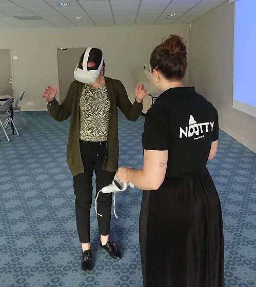 facdesmetiers's tweet photo. Primée au concours @Crisalide_Num 2021, la start'up @Nootty a présenté son casque de réalité virtuelle appliquée à la conception de cuisine à nos apprenants. Une expérience inédite et innovante. En savoir plus sur la formation 👉 https://t.co/MK3zs9GeVo #CrisNum #facdesmetiers https://t.co/hGYYwboN2X
