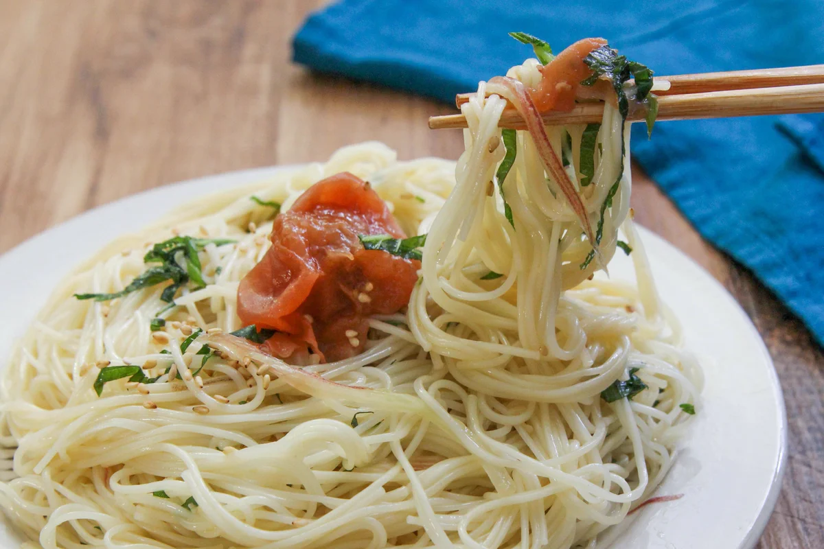薬味&梅干しでするするいけちゃう？！暑い季節にぴったりそうな「素麺」レシピ！