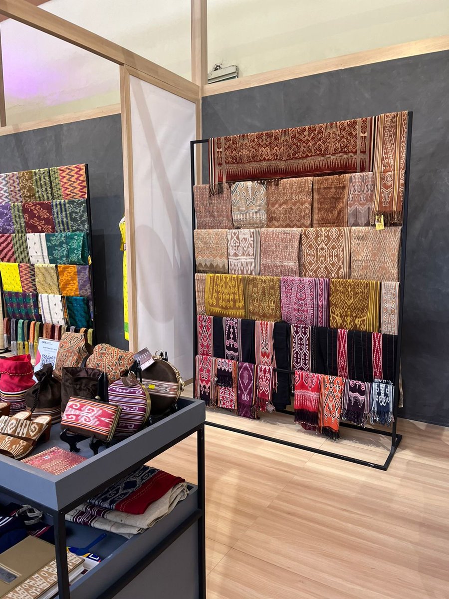 ochienez's tweet photo. Berbagai kain swarnadwipa di tersedia di pameran ini. Ini cantik banget ya 😍 #KKI2022 #KARYAKREATIFINDONESIA #BerkunjungkeKKI2022 https://t.co/emyqYHOOFZ