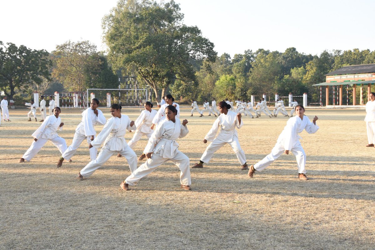 BSF_TCS's tweet photo. #eventoftheday
"आसमाँ सा विशाल आँचल तेरा,
माँ सितला सी शीतल भी तू
खड़क उठाए हाथों मे काली भी तू,
ऐ वीरांगना मदमस्तक है तेरे आगे चारो दिशाएं ,,,"
सीमा सुरक्षा बल - सर्वदा सतर्क
#SeemaBhawani
#BSF
#FirstLineofDefence
#womenempowerment
#Training
#ladycommando https://t.co/DMHYzA9FbR