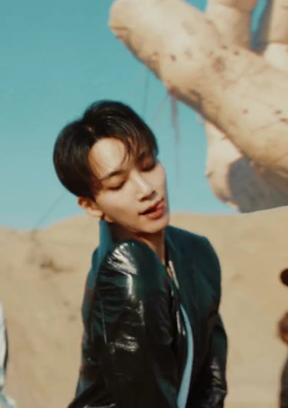 OH MY GOD YOON JEONGHAN????