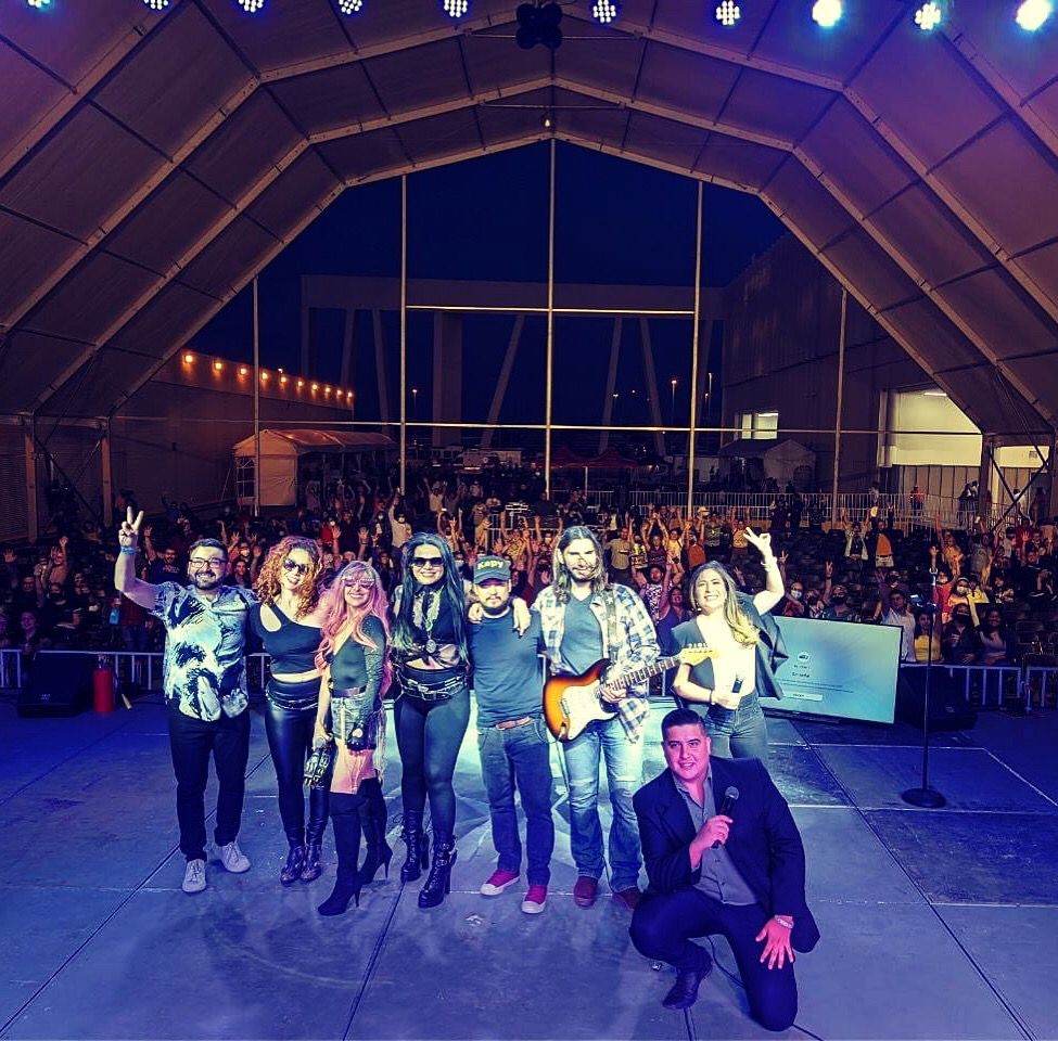 olilaraoficial's tweet photo. Que manera de cerrar este primer día del Festival de Comunidades Extranjeras 2022
Rockeando con #rockdivas🤟
Un placer conducir este viaje por el mundo 🌍
@qromunicipio @QroTravel https://t.co/nI6WLDnq9k