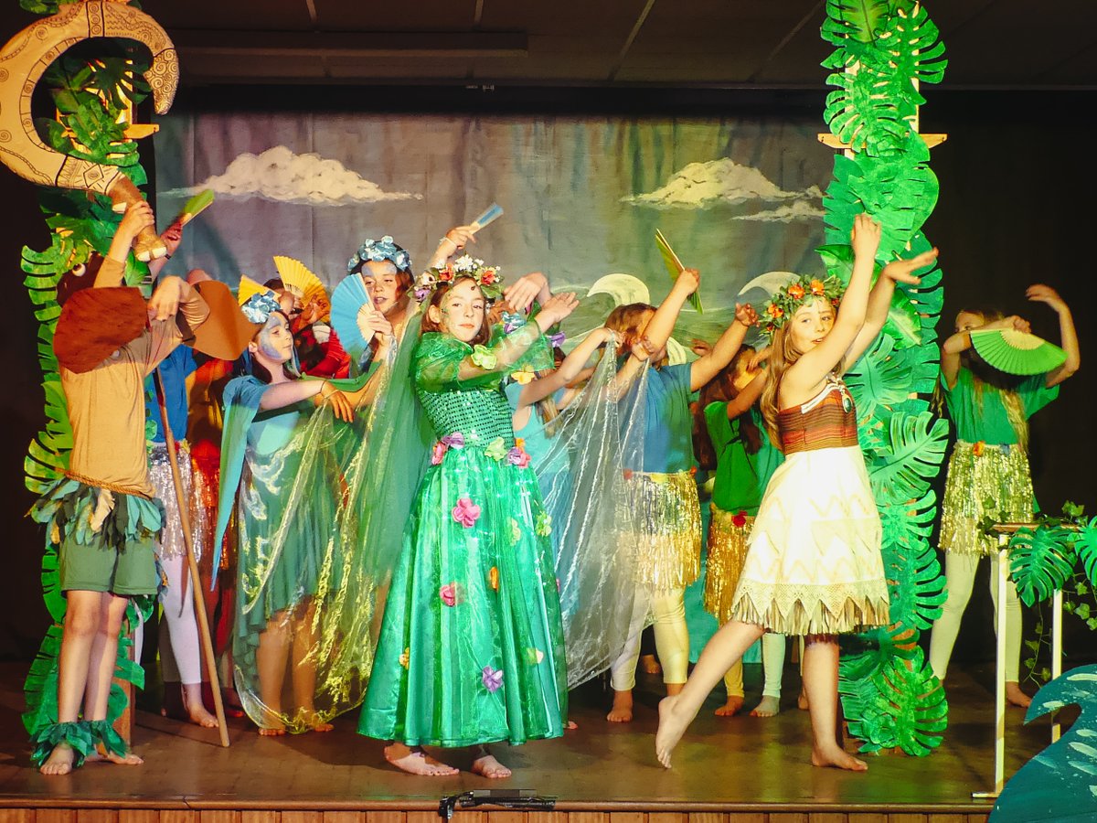 AlvertonCW's tweet photo. It's been lovely to be able to do something together as a whole school again. Well done again to everyone involved - especially our amazing children! @alvertonschool https://t.co/z6lWHxPRVh