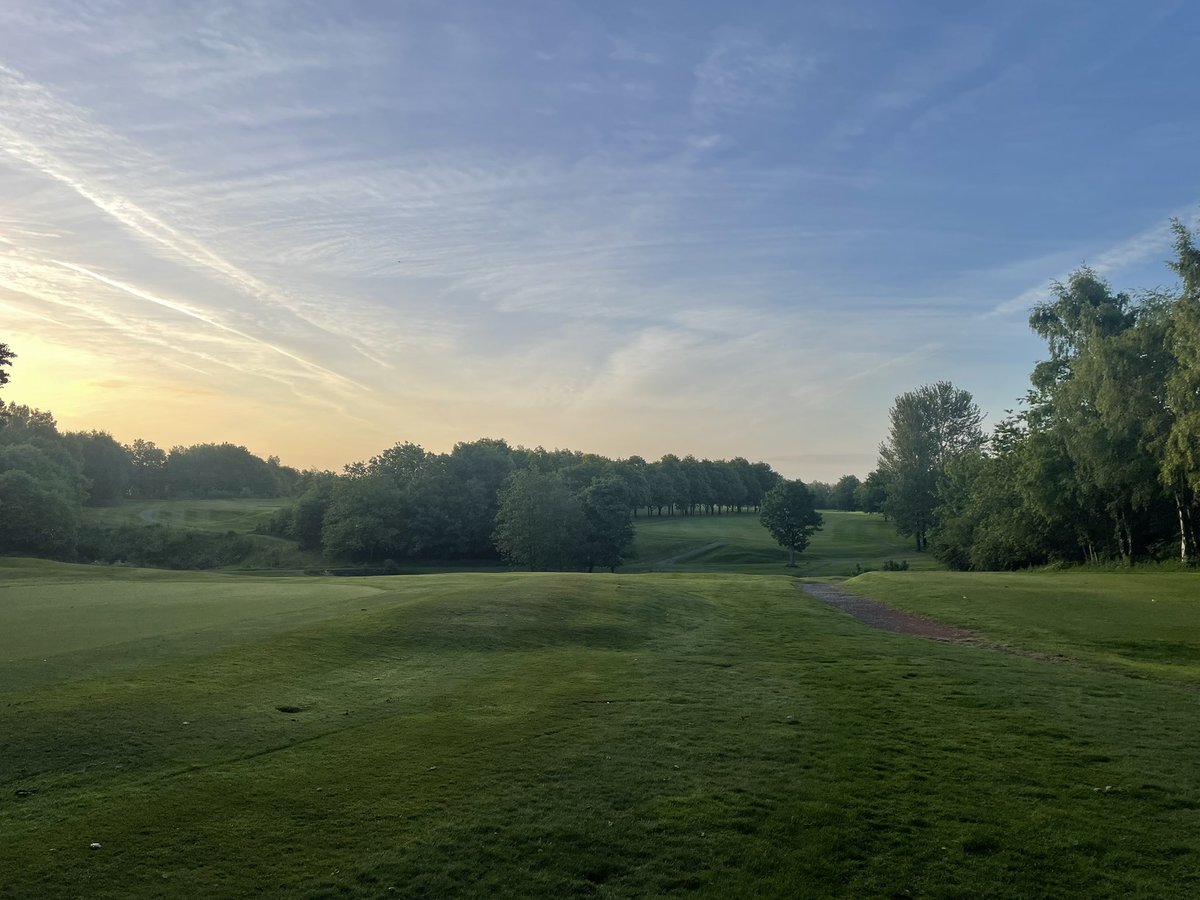 HindleyHGC's tweet photo. Mornings like this are the best!!! No dew = outstanding dry cut. The team absolutely killed it yesterday on a tight time frame for a shotgun start. Certainly paying dividends today on a busy Friday #golf #ateam #mornings #nodew https://t.co/1BESBDZiU0