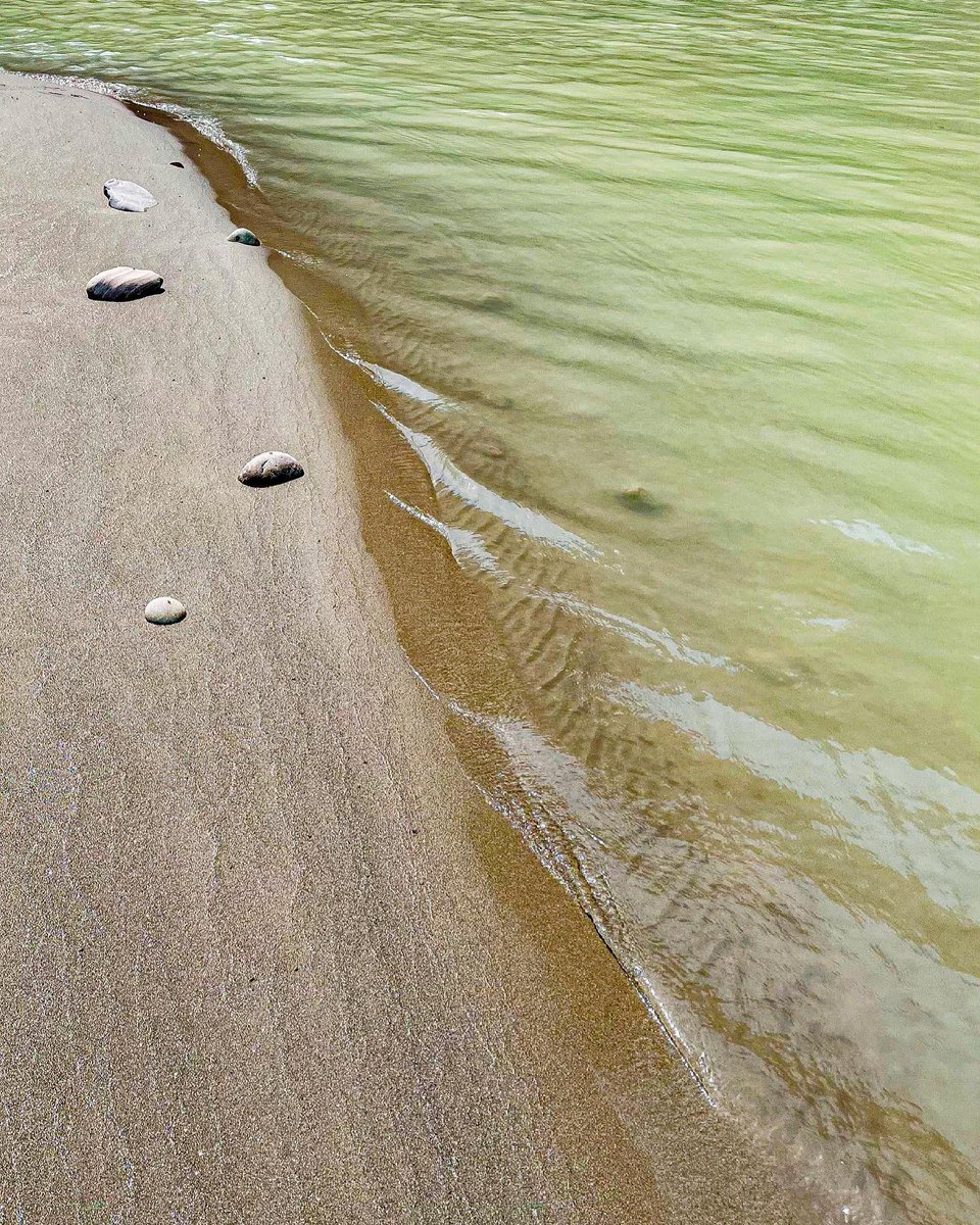 TajRishikesh's tweet photo. This picture has many of the things we love; the sand, the Ganges, and the sky reflected in its waters.
.
.
.
📸: @world.as.it.is_pics via Instagram
.
.
#TajRishikesh #LifeByTheRiver #SimplyGangetic #sandundermyfeet #textureoftheday #fridaymorning https://t.co/JJxeGqtUYU