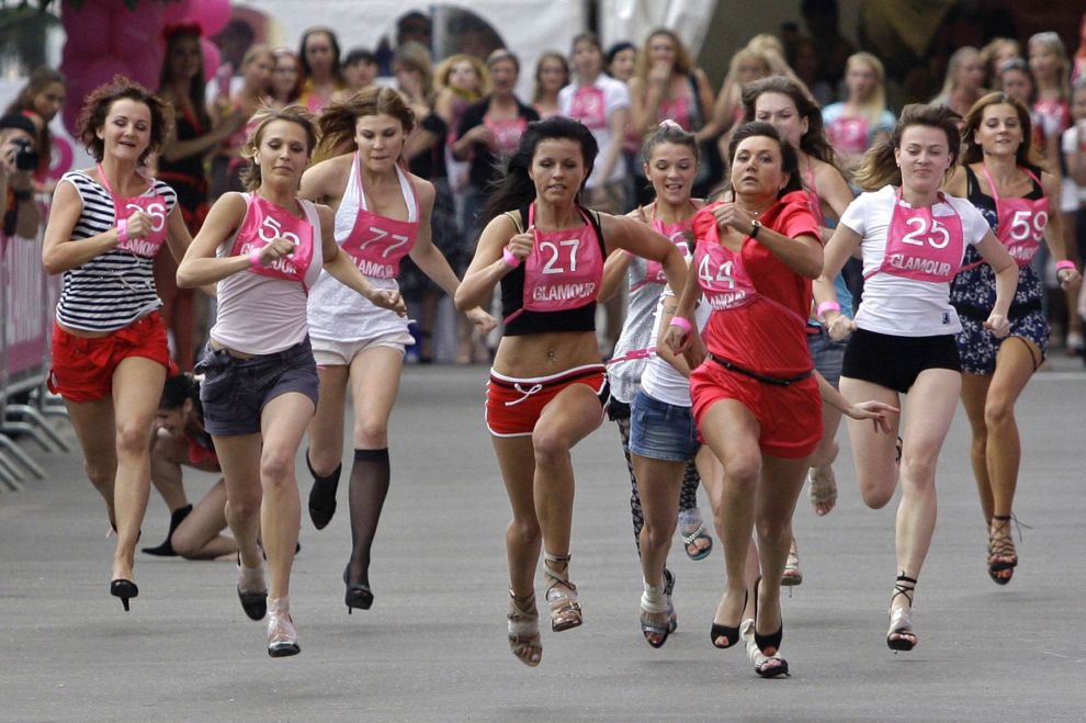 Ehi raga… ma la corsa sui tacchi dei mercoledì rosa davvero pensate di farla sul pratone dell’Arena Campovolo!? 🤣🤣 Anche Suor Erminia ha tirato un porcone 🙏 poi si è subito confessata 😰😇