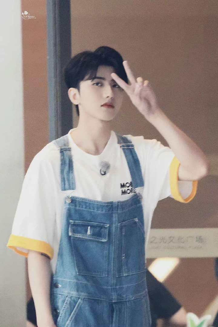 bichngocdayne's tweet photo. ✌ 1 cách ngầu lòi 
#CaiXukun #蔡徐坤 https://t.co/ZwT6djmcq3