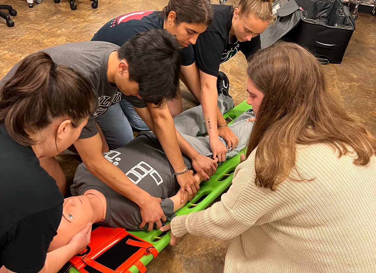 marquette_MAT's tweet photo. A fun day in Principles lab today wirh @MUATEd MAT1’s! C-spine management! @MarquetteCHS @MarquetteU https://t.co/d98xYuPwuJ