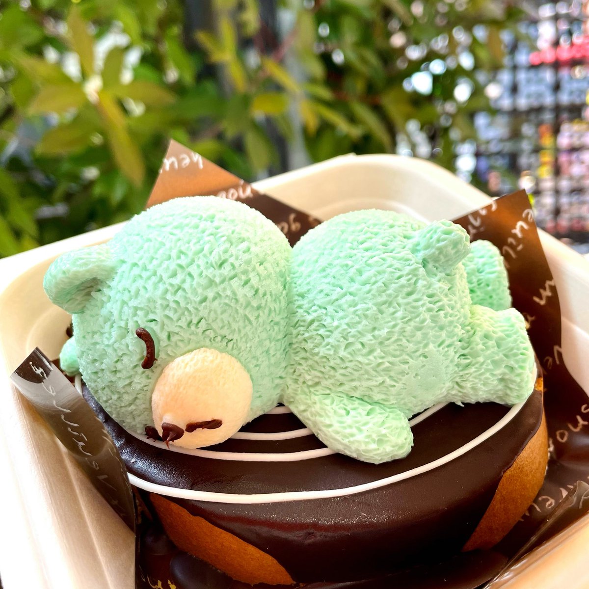 ꫛꫀꪝ✧‧˚ 『眠るくま チョコミント』 ¥680(税込) . 切り株に見立てた