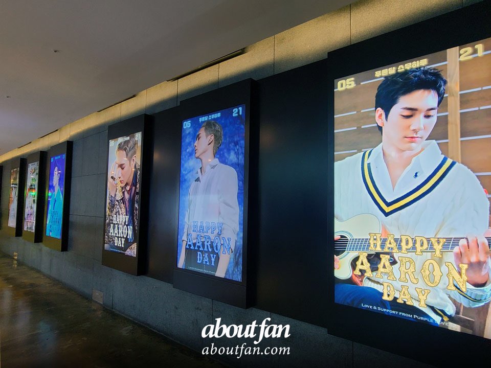 📣NUEST ARON Birthday ads

✔︎ Date : 22. 05. 22
✔︎ Ads Product : Sinchon Hyundai U-PLEX ads 

#NUEST #뉴이스트 #ニューイースト
#アロン #아론 #ARON #郭英敏
#NUESTARON #뉴이스트아론
#HappyAARONDay

🏠 aboutfan.com
🗨 pf.kakao.com/_mwGjT
📱 instagram.com/aboutfan_offic…