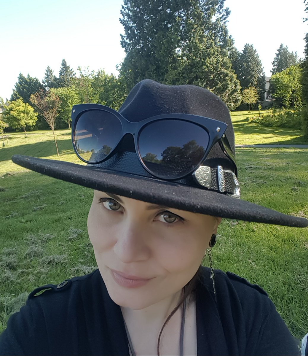 ggwenocide's tweet photo. A rare outside daytime park Gwen in BC.  #spf3000 #gothproblems #daywalker #gingerlife https://t.co/f3F0wJSfRx