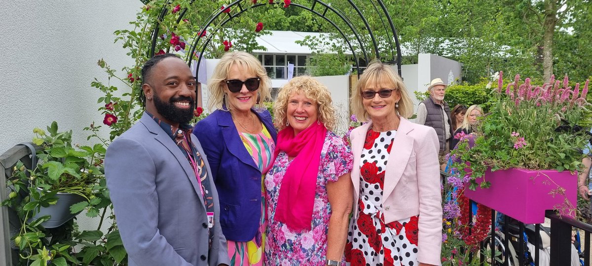 CloudGardenerUK's tweet photo. @BeckyWant you wouldn't believe all the Mancs who have come to the @The_RHS Cheslea Flower Show and made a beeline (pun intended) just to find little old me &amp; my Cirrus Garden! 🙈  I love Manchester! ❤ @BBCRadioManc @MENnewsdesk 
#Manchester #ChelseaFlowerShow  #RHSChelsea https://t.co/YsZWV3PeSx