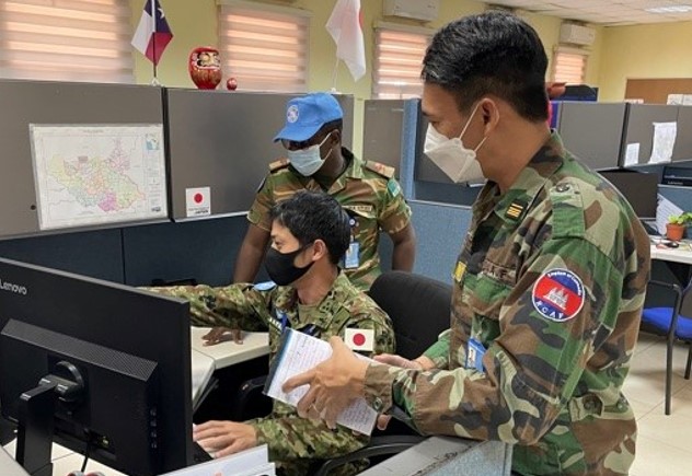cao_pko's tweet photo. 5/29は国連平和維持要員の国際デー。日本は国連南スーダン共和国ミッション(#UNMISS）司令部に自衛官4名を派遣しています。UNMISSの情報、航空機の運用、ロジスティクス、施設（インフラ）の各分野で活躍しています。＃防衛省・自衛隊 #陸上総隊司令部 #南スーダン https://t.co/MtkC0VbyOp