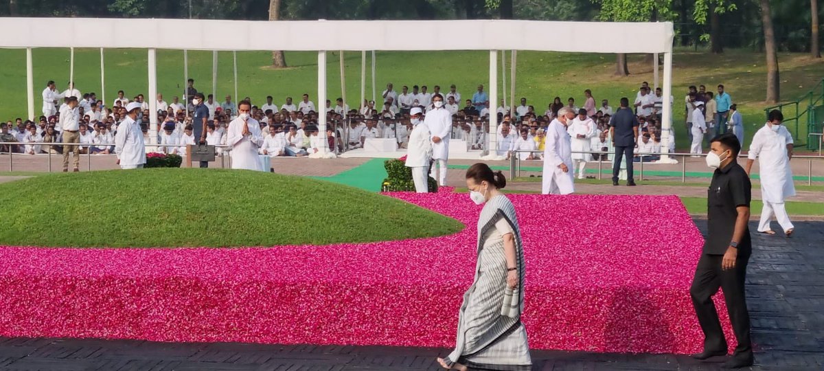 WestBengalPMC's tweet photo. . @INCIndia Prez. Smt Sonia Gandhiji pays floral tributes to India’s first PM Pt.#JawaharlalNehru on his death anniversary. 

@MahilaCongress Prez. Ms.@dnetta ji &amp; AIMC office bearers join in to pay homage to the Architect of Modern India, at Shanti Van,Delhi.
#RememberingNehruji https://t.co/KQrNsDxrSs