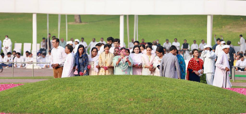 WestBengalPMC's tweet photo. . @INCIndia Prez. Smt Sonia Gandhiji pays floral tributes to India’s first PM Pt.#JawaharlalNehru on his death anniversary. 

@MahilaCongress Prez. Ms.@dnetta ji &amp; AIMC office bearers join in to pay homage to the Architect of Modern India, at Shanti Van,Delhi.
#RememberingNehruji https://t.co/KQrNsDxrSs