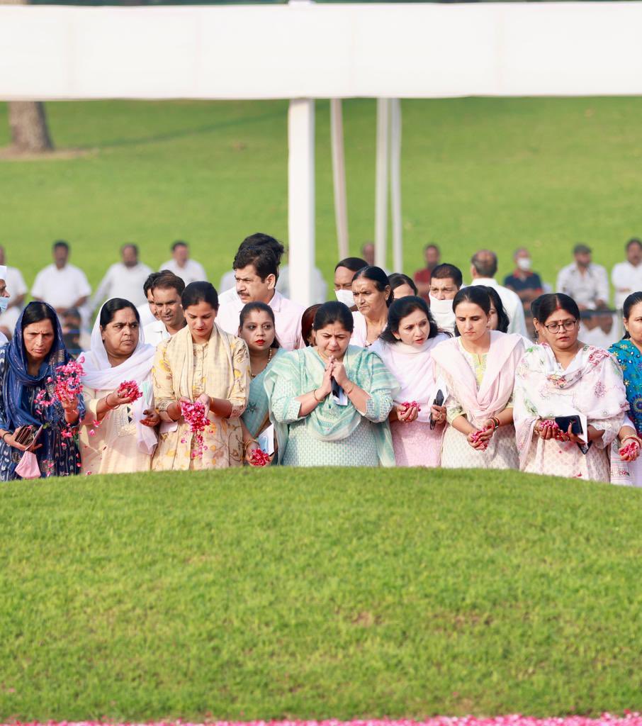 WestBengalPMC's tweet photo. . @INCIndia Prez. Smt Sonia Gandhiji pays floral tributes to India’s first PM Pt.#JawaharlalNehru on his death anniversary. 

@MahilaCongress Prez. Ms.@dnetta ji &amp; AIMC office bearers join in to pay homage to the Architect of Modern India, at Shanti Van,Delhi.
#RememberingNehruji https://t.co/KQrNsDxrSs