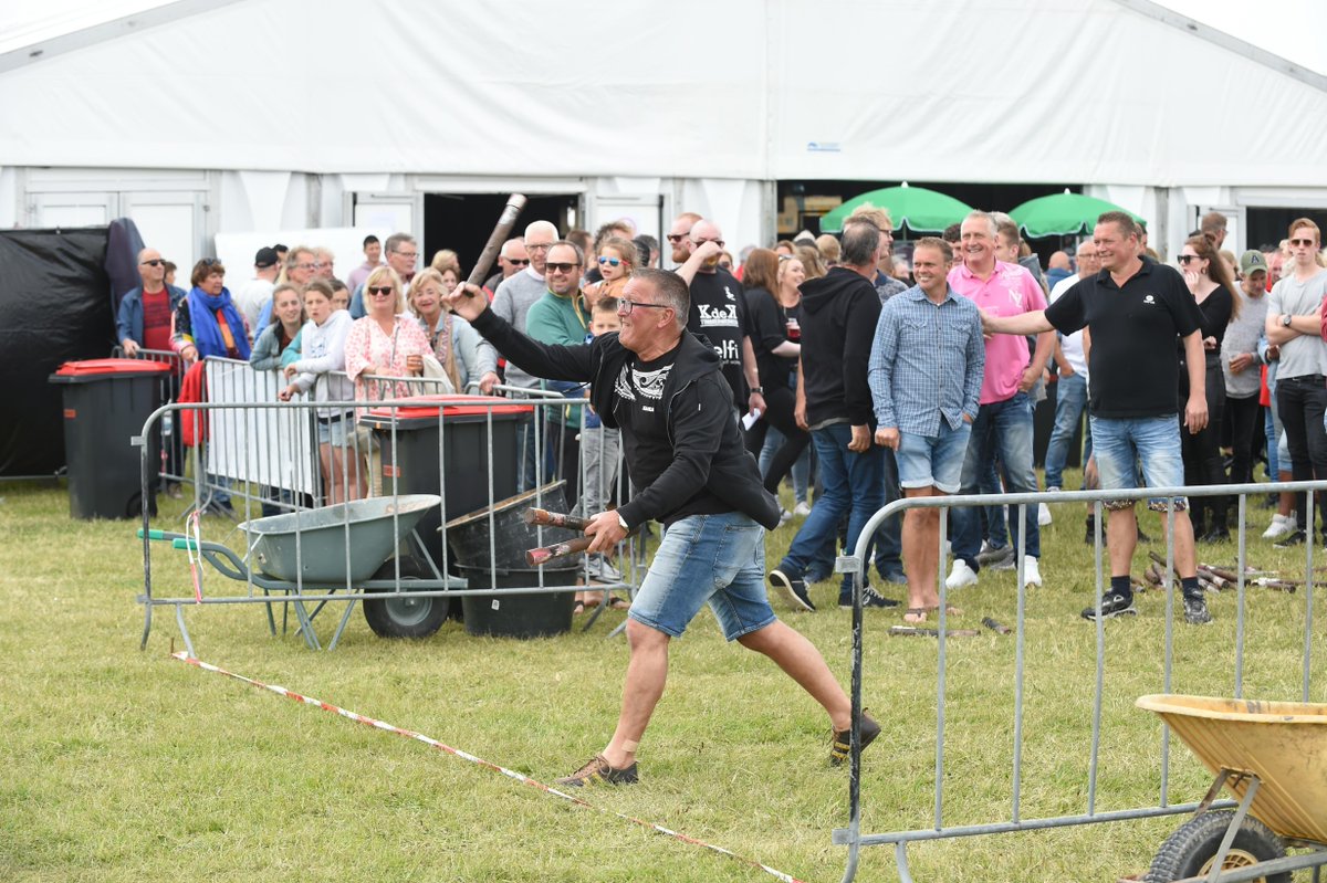 nhdagblad's tweet photo. Katten knuppelen is verleden tijd bij het katknuppelen, verder houdt men de tradities graag in ere tijdens het Meifestival in Wijk aan Zee https://t.co/HLLEJfgk9P https://t.co/c7na3VuzYI