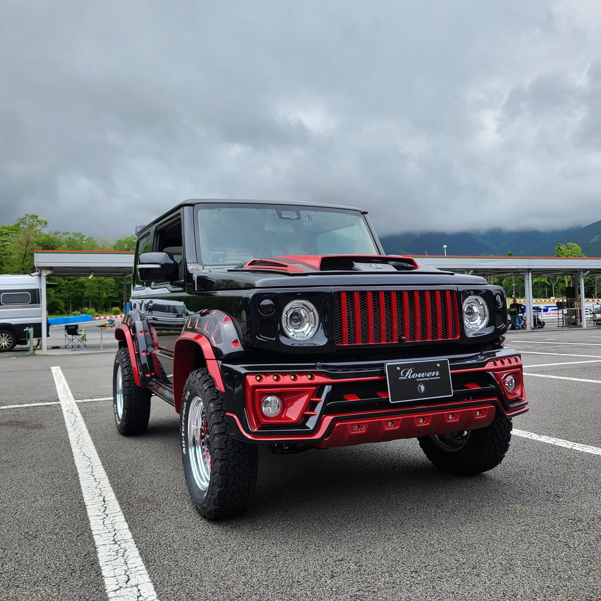 ROWEN_JAPAN's tweet photo. こんにちは✨
小山町はメチャクチャ暑くなってきました☀️
APGサーキットでなんとJIMNYSIERRA BLACK×REDを納車させていただきました🎵
カッコいい~(自画自賛)(笑)
#Rowen #圭きっちん #JIMNY #JIMNYSIERRA #ジムニーカスタム #apg #sovla #ジムニー女子 https://t.co/0UdqyKCXT2