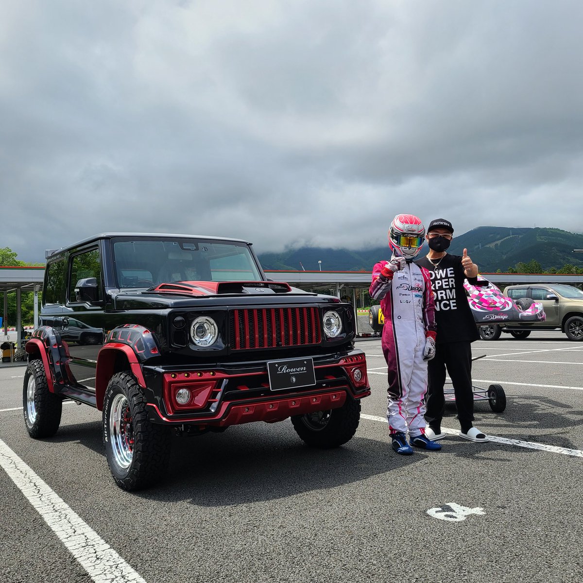 ROWEN_JAPAN's tweet photo. こんにちは✨
小山町はメチャクチャ暑くなってきました☀️
APGサーキットでなんとJIMNYSIERRA BLACK×REDを納車させていただきました🎵
カッコいい~(自画自賛)(笑)
#Rowen #圭きっちん #JIMNY #JIMNYSIERRA #ジムニーカスタム #apg #sovla #ジムニー女子 https://t.co/0UdqyKCXT2