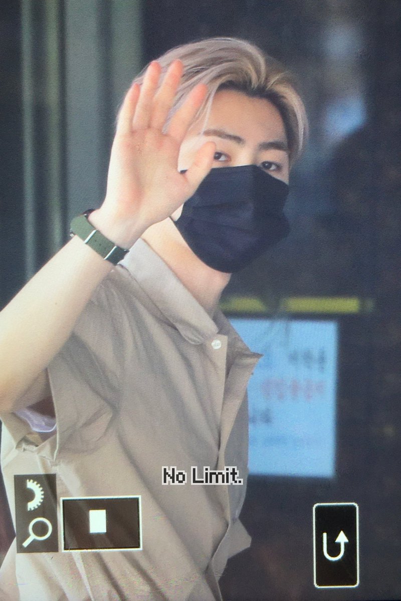 NoLimit_1208's tweet photo. 220527 뮤뱅 출근

#ENHYPEN #엔하이픈 #SUNGHOON #성훈 https://t.co/Uys3KYlAiL