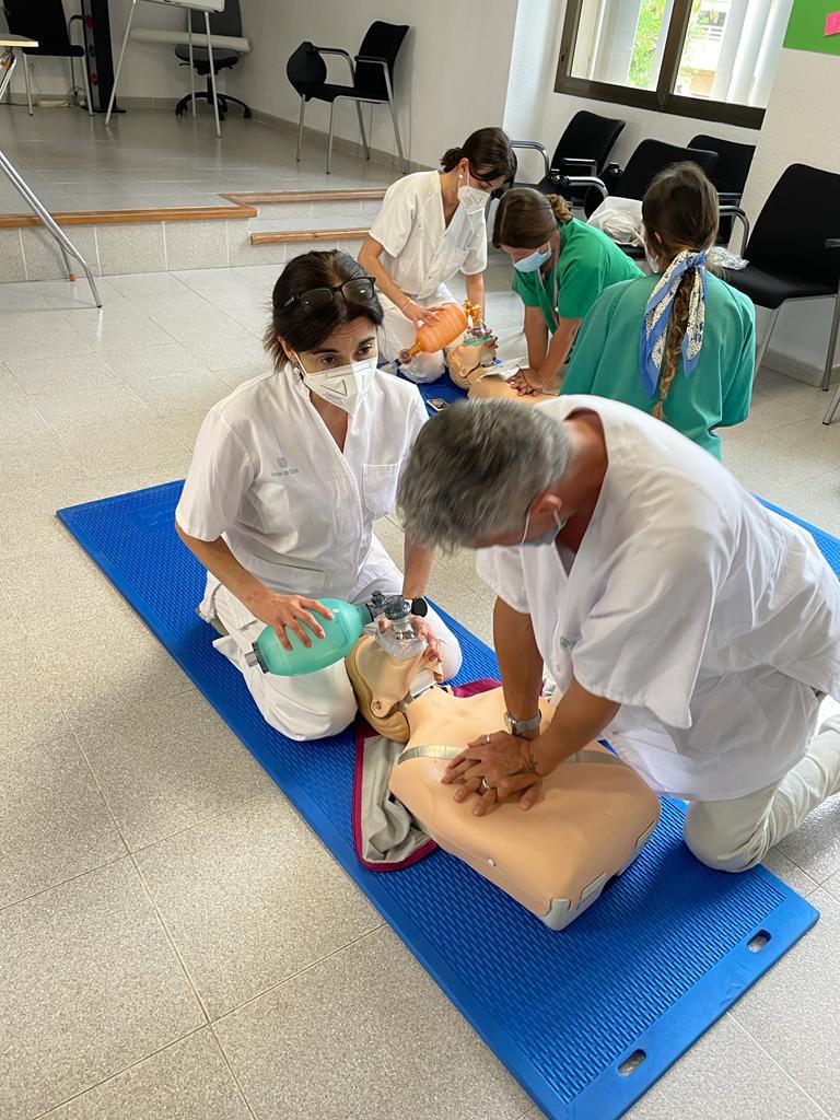 CSCollR's tweet photo. Seguimos con la 2ª Edición del taller de RCP básica para el equipo de enfermería de nuestro centro. Impartido por la Dra María Fuster @mfuster002 👇 fotos del equipo @apmallorca #formacioncontinuada https://t.co/v0F98DCzQZ