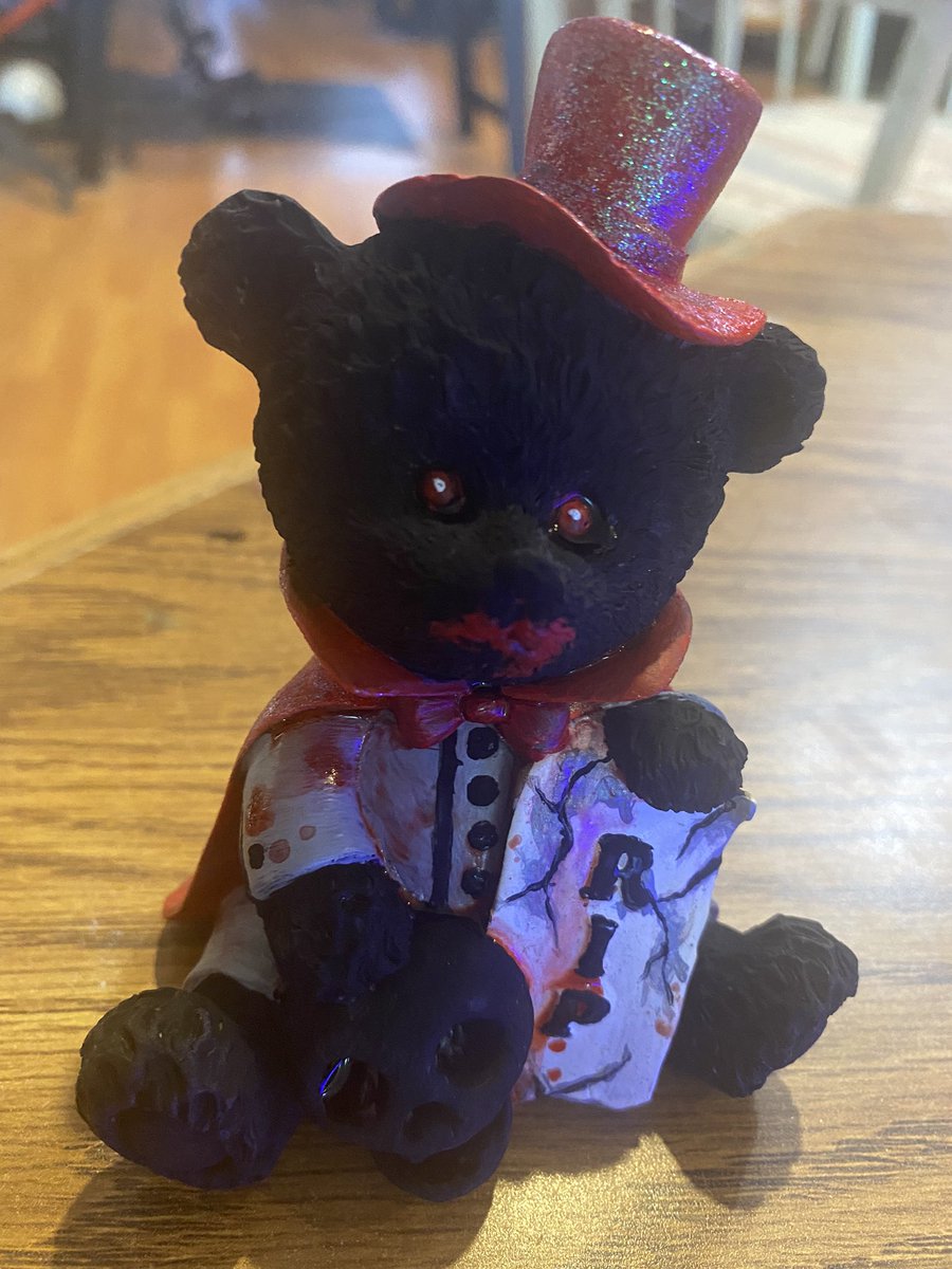 Cynifyrr99's tweet photo. A little ceramic bear I painted that lives in my nightmares. #acrylic #HorrorArt #creepy #spooky #art #ceramic #vampire #teddybear #cynifyrr99 https://t.co/q8VSDvdEd8