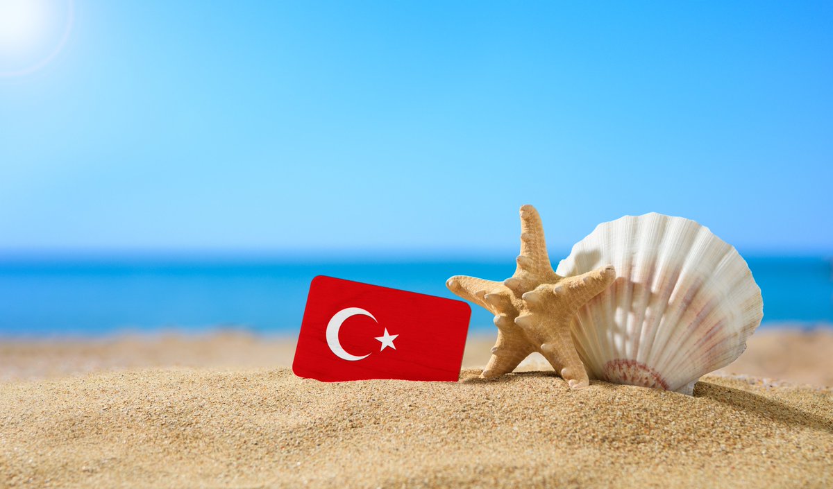 Güneş, kum ve deniz... ⛱️  

Şu an masmavi bir deniz kıyısında maviliklere kulaç atmak ve güneşin batışını izlemek istemez miydin? 

Türkiye'nin tam da bu güzellikte 561 mavi bayraklı plajı var.