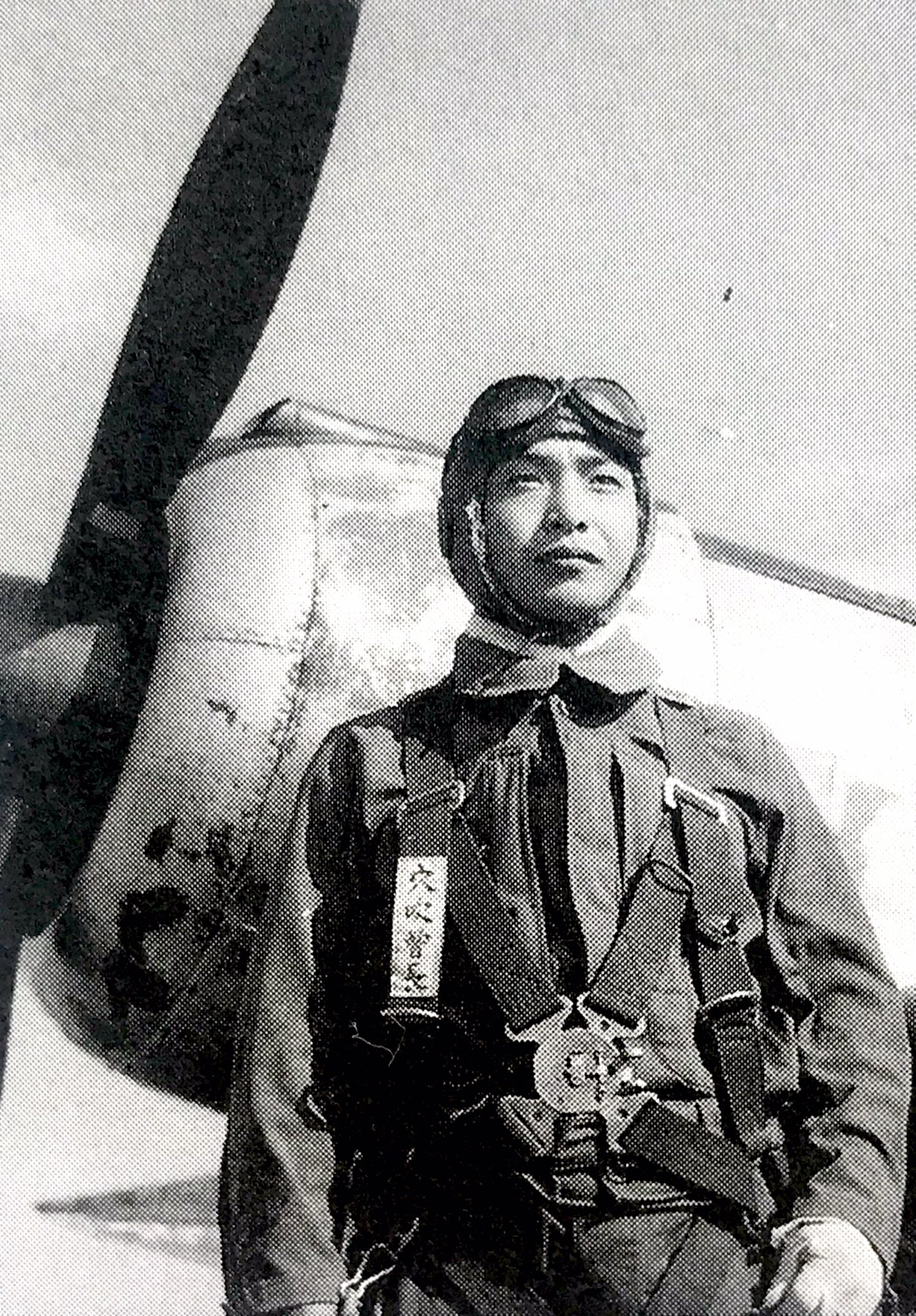 曹長 Rt Ozkuner ビルマの桃太郎と呼ばれて一式戦闘機で多数の敵機を屠った穴吹智 アイデアマンでもあり縦隊最後尾の機が送り狼に襲われるケースが多いために 横隊にしたらどうか と部隊内で具申 実際に試すと被害が減ったという T Co