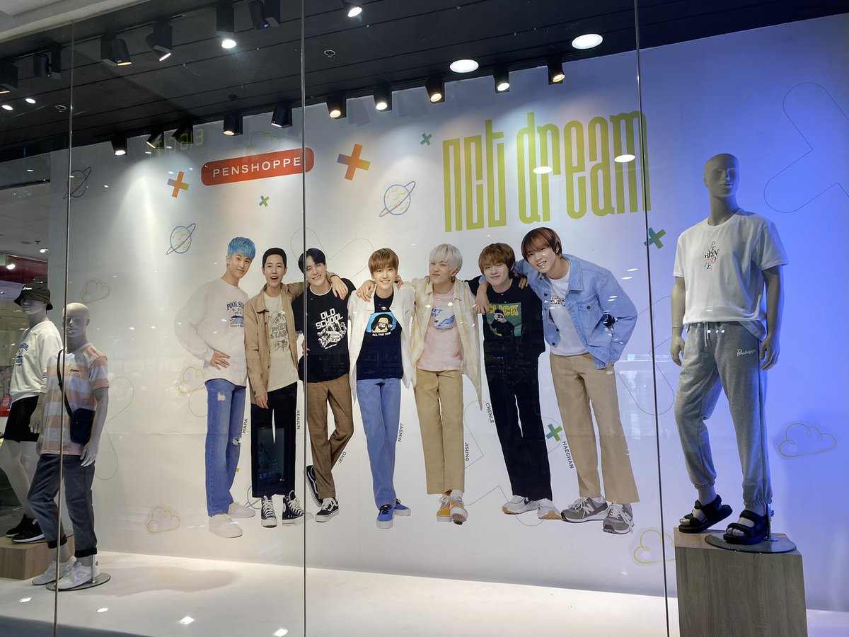 acupoftaro's tweet photo. HUGE NCT DREAM POSTER AT GLORIETTA RN 😭😭💚 https://t.co/jOiSjS5vSo