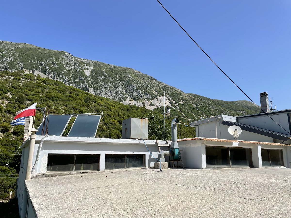 fisler's tweet photo. Die #Wetterstation #Paramythia des Griechischen Wetterdienstes @EMY_HNMS nicht ganz @WMO konform auf einem Restaurant-Dach aufgestellt. Metadaten aus #OSCARSurface: https://t.co/2aOMKYwSNv https://t.co/x8prDHcOz8
