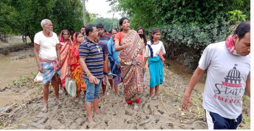 News18Odia's tweet photo. #ବାଃ...
#IAS_ହେବ_ତ_ଏମିତି
#କାଦୁଅରେ_ଚାଲିଲେ_IAS_ଅଫିସର
କାଦୁଅ ପଙ୍କରେ ପଶି ଆସାମର ବନ୍ୟା ସ୍ଥିତି ବୁଲି ଦେଖିଲେ ଡେପୁଟି କମିଶନର । ଫଟୋ ଭାଇରାଲ ହେବା ପରେ ବିଭିନ୍ନ ମହଲରୁ ଛୁଟୁଛି ପ୍ରଂଶସା ।
#IASOfficer #IAS #AssamFloods https://t.co/Rem8HoTxe4