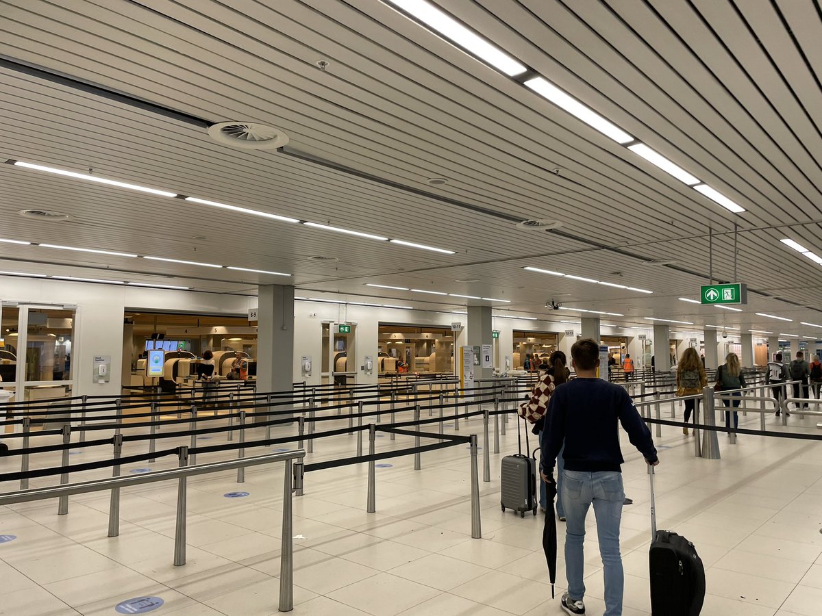 De rij bij de security om 6.30… de Baggagedrop off, security binnen 20 minuten… verliep allemaal prima… nu alleen in de lange rij bij de koffie… je moet toch wat met je drie uur wachttijd voor boarden #schiphol #nochaos