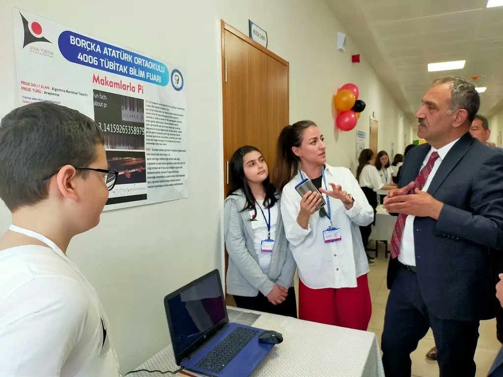 MilliBorcka's tweet photo. İlçemiz Borçka Atatürk Ortaokulu tarafından 10 danışman öğretmenin nezaretinde 51 öğrencimizin sergilediği 20 projeden oluşan TÜBİTAK 4006 Bilim Fuarı 26.05.2022 Perşembe günü açıldı. @MemArtvin
@FahriAcar08
@Borckakaymakam @MilliBorcka @BBakir53 @KahyaHayrettin @HalilSOYER5 https://t.co/47UVYGNdjX