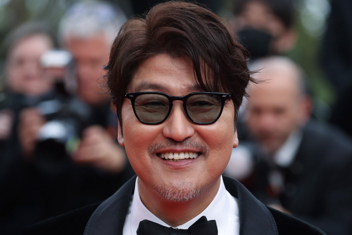 FantaCinema's tweet photo. IU makes Cannes debut with ��Broker,’ featuring ‘Parasite’ star Song Kang-ho and' Secret Reunion' Gang Dong-won #Cannes2022 #BrokerAtCannes2022 
👉 https://t.co/4YJzU0R2Zz https://t.co/2eJa6BlmdT