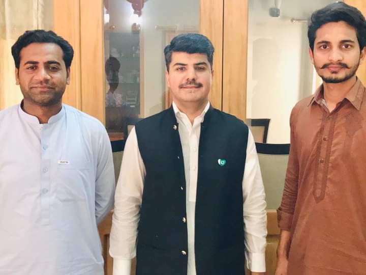 سردار سعید جعفر ڈوگر مرکزی ترجمان پاکستان کسان اتحاد اور اْن کے ساتھی ملک علی زیب نے چئیر مین عوامی فلاحی پارٹی شیراز الطاف کی رہائش گاہ پر اْن سے ملاقات کی اور کاشتکاروں، کسانوں کےمسائل کے حوالے سے تبادلہ خیال کیا ۔

شیراز الطاف
چئیرمین 
عوامی فلاحی پارٹی
0300-4024495