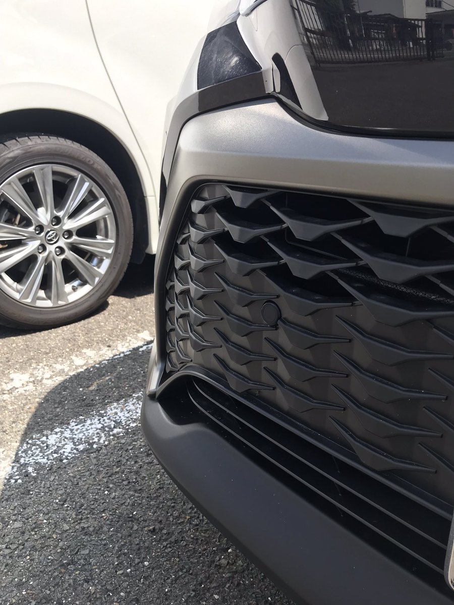 CARICH_official's tweet photo. フロントグリル クイズ〜🤵🏻♂️
このグリルを見て何の車かわかるかなぁ〜🙃❓
このツイートのコメントに回答して下さい❗️
正解者には・・・❤️
#CARICH
#グリルクイズ
#グリルフェチと繋がりたい
#グリルふぇち
#焼き魚はグリル派
#会社の駐車場に止めてあった誰かの車 https://t.co/eBe5Y1HgXC