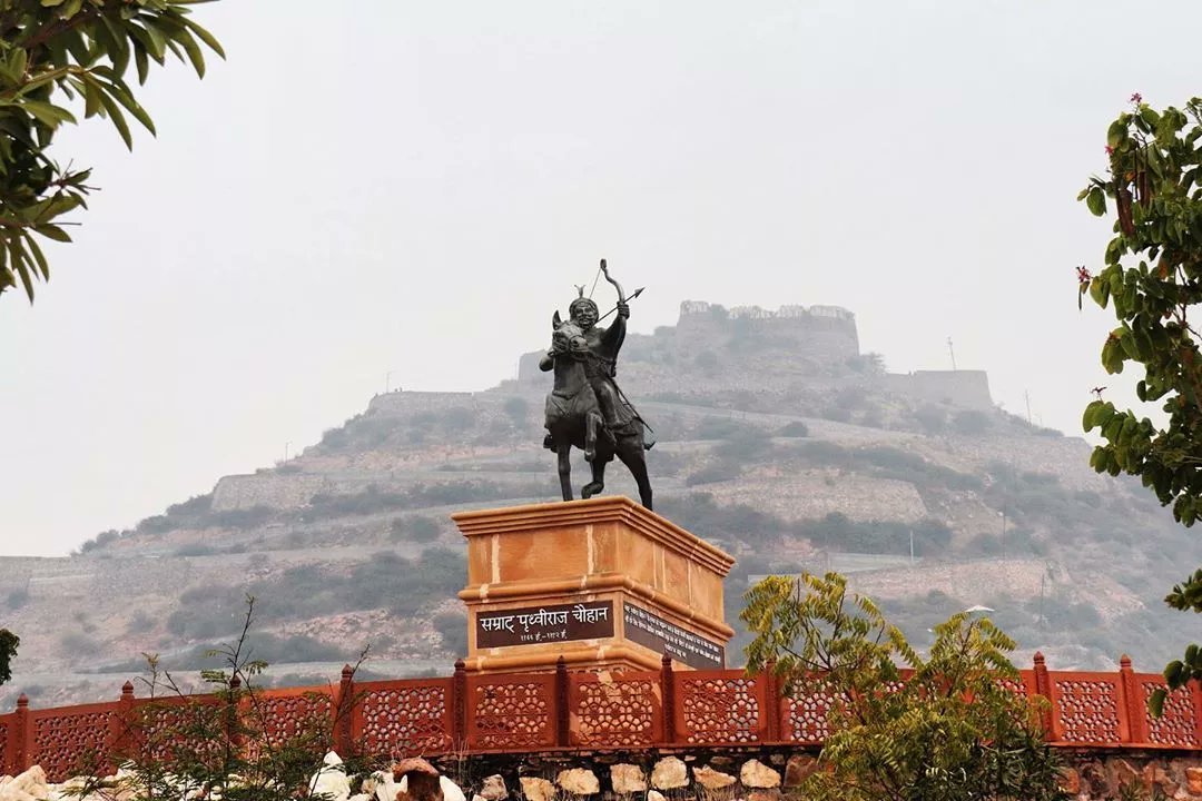 rajput_of_india's tweet photo. Tributes to the brave son of soil, the great icon of valor, courage and chivalry &amp; last Hindu emperor of India on his birth anniversary.

Shat shat naman to Raghukul tilak, Dilli Adhipati Samrat Prithviraj Chauhan 🙏🏻

#RajputSamratPrithvirajChauhan
#राजपूत_सम्राट_पृथ्वीराज_चौहान https://t.co/UtR3euCeSM