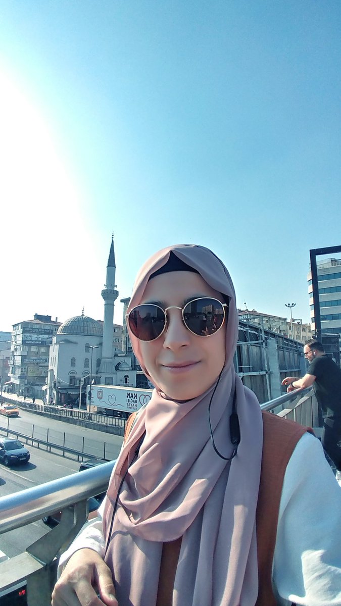 hocaoglu_gamze's tweet photo. Maskesiz ilk sokağa çıkışım bu burda dursun da torunlarıma anlatırken bak bak işte bu fotoğraf derim 😅😅😅 https://t.co/lYYHNyZT5d