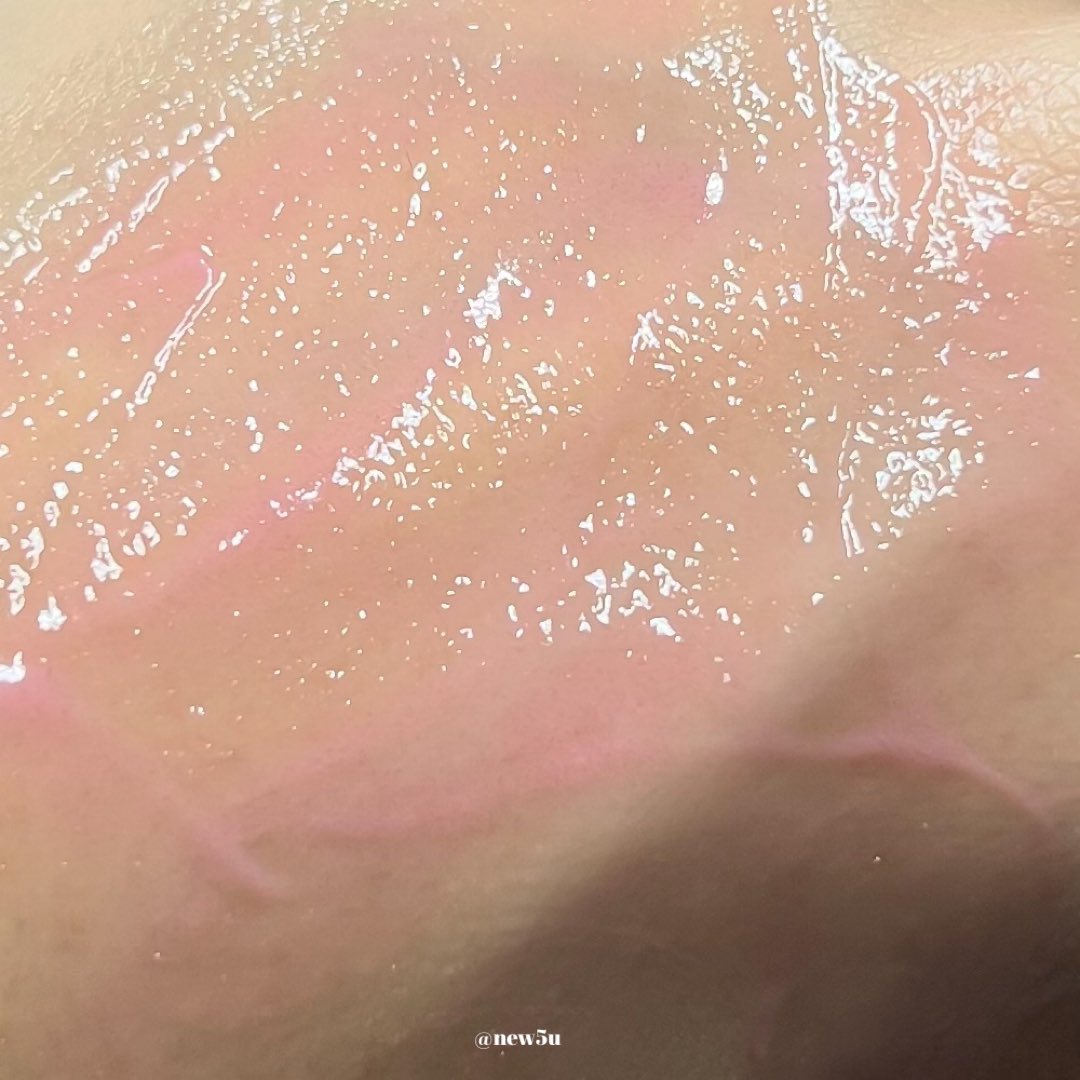 new5u's tweet photo. ดีท็อกซ์ผิวหน้า #TOUCHAA เป็นมาส์ก #SKINTOX เนื้อมาส์กเป็นเนื้อสครับ ช่วยผลัดเซลล์ผิวอย่างอ่อนโยน เราจะมาส์ก���ิ้งไว้ 10-15 นาที หลังมาส์กคือสัมผัสได้เลยว่าผิวดูเนียนขึ้น ยิ่งมาส์กติดต่อกัน 3 วัน ผิวหน้าดูแข็งแรงและผิวใสขึ้น✨ ประทับใจ🤍 #ไว้รีวิวห้ามขายของโว้ย https://t.co/cRkctVvBDN