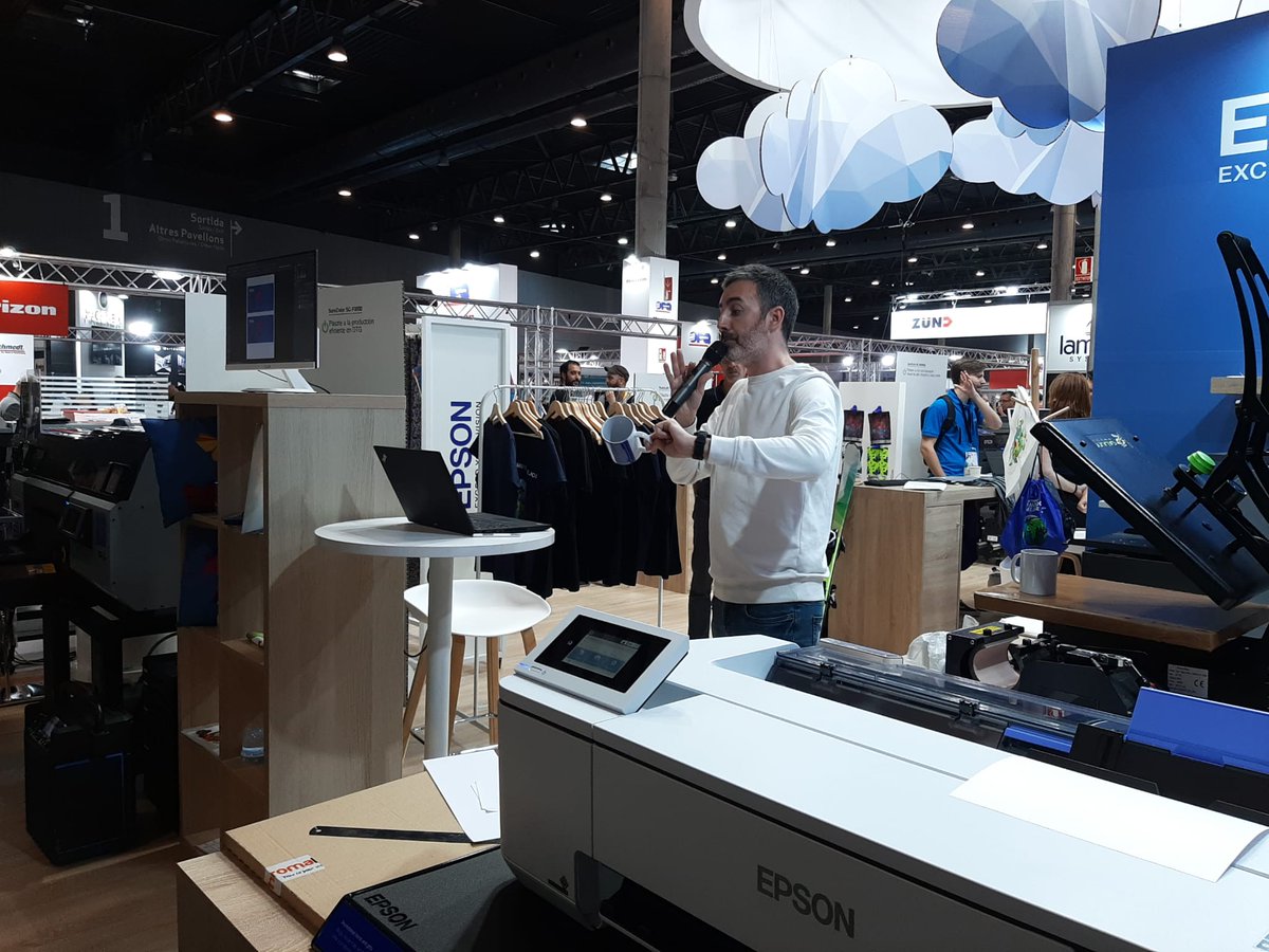 Epson_ES's tweet photo. Último día en @graphispag2022 Ayer acogimos el #workshop de Juan Blanco de @GrafikLandia para aprender a sacar el máximo partido a la personalización. ¿Te lo perdiste? ¡Te dejamos algunas imágenes!.
#Epson #Graphispag22 #ImprimeUnMundoMejor https://t.co/L39paFeWUF