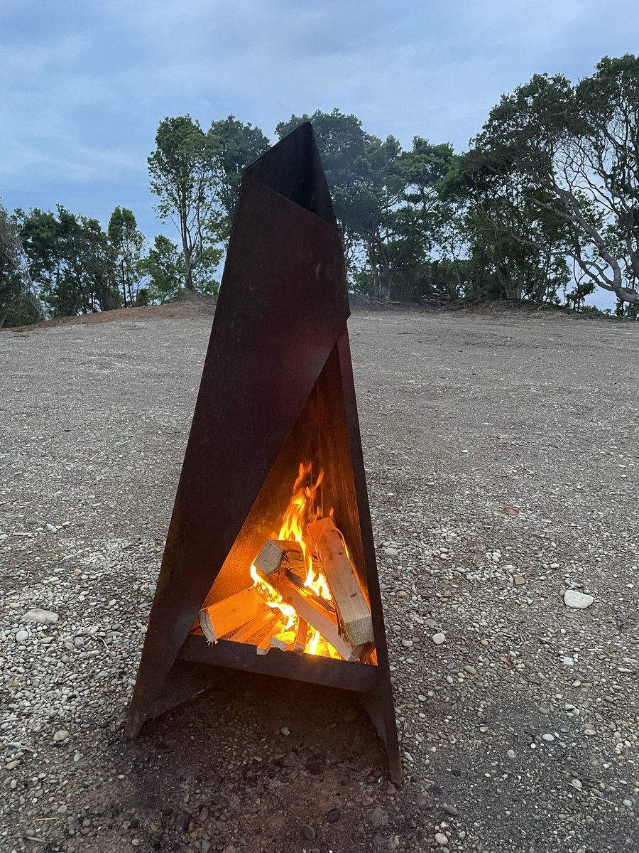 tabiko_takibi's tweet photo. グランピングに行ったら、備付けでこんな屋根付き焚き火台が🔥

これはこれで楽チン😌

#intheoutdoor https://t.co/LmWF2Z8nw2