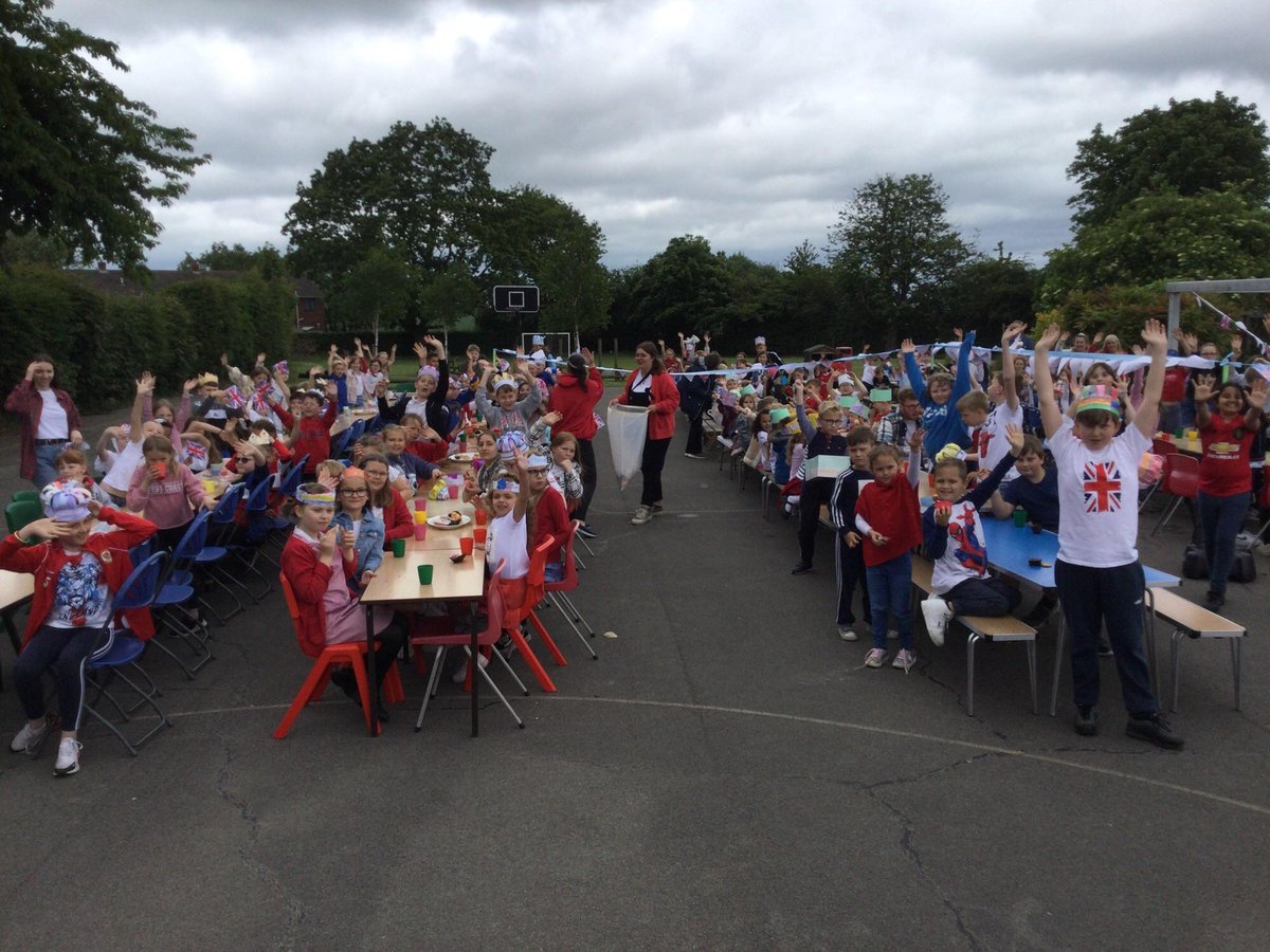 SchoolMillfield's tweet photo. Millfield School celebrated the Queen's Jubilee with an outdoor Afternoon Tea yesterday. What a lovely way to end another fantastic half-term 👸👑🎂🇬🇧👏 https://t.co/ZeO5e3URyC