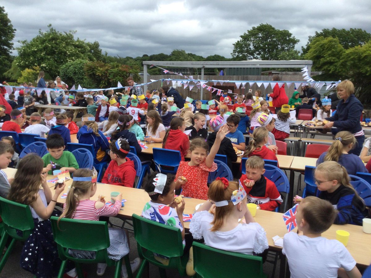 SchoolMillfield's tweet photo. Millfield School celebrated the Queen's Jubilee with an outdoor Afternoon Tea yesterday. What a lovely way to end another fantastic half-term 👸👑🎂🇬🇧👏 https://t.co/ZeO5e3URyC