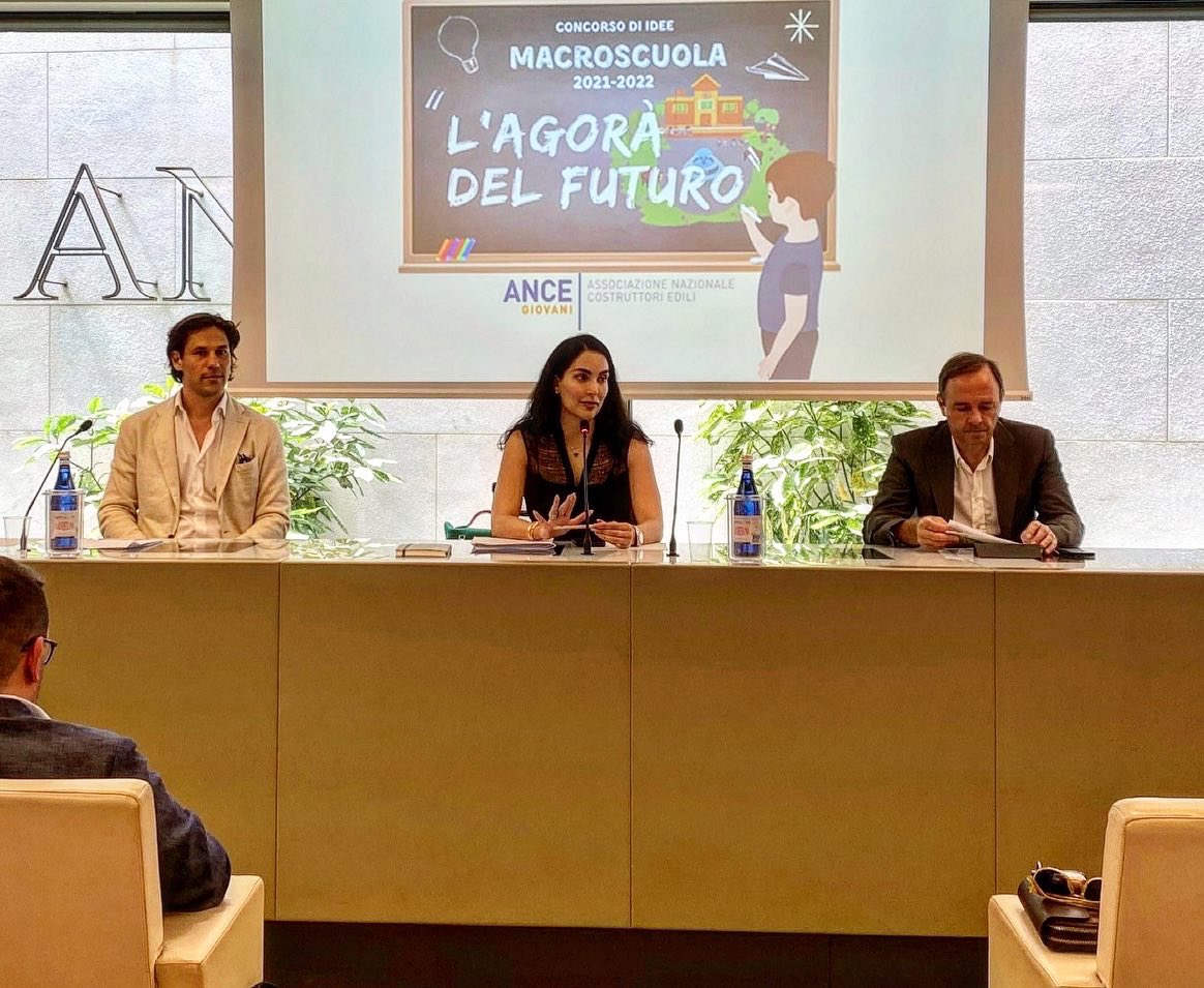 angiekdonati's tweet photo. Dobbiamo avere lo sguardo rivolto al #futuro non solo del settore #costruzioni ma del Paese intero, puntando su #formazione e #innovazione. A Roma abbiamo premiato i giovani vincitori del Concorso #Macroscuola di #ancegiovani, progetto per avvicinare i giovani al nostro mondo https://t.co/wMRDtQXt9C