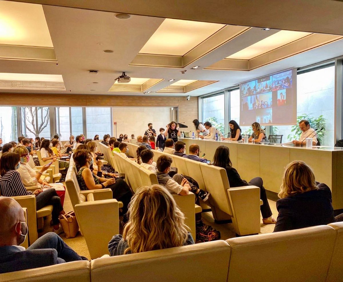 angiekdonati's tweet photo. Dobbiamo avere lo sguardo rivolto al #futuro non solo del settore #costruzioni ma del Paese intero, puntando su #formazione e #innovazione. A Roma abbiamo premiato i giovani vincitori del Concorso #Macroscuola di #ancegiovani, progetto per avvicinare i giovani al nostro mondo https://t.co/wMRDtQXt9C