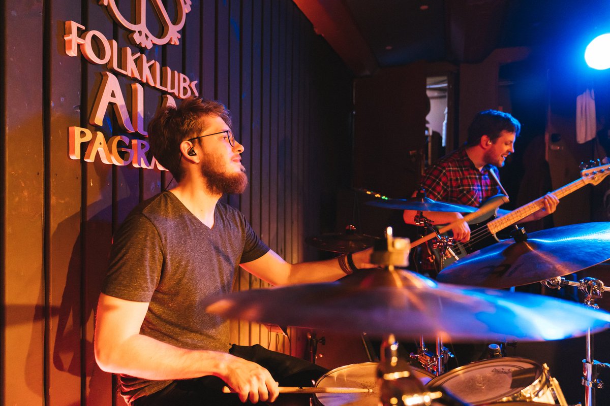 Nu ko,jauna darba nedēļa gandrīz jau noslēgusies,tad tik jāsanāk kopā,jābauda mirklis kopīgas saspēles FOLK DŽEMA VAKARĀ jau 20:00.Kāda ir tava šīs dienas dziesma,kuru gribētu kopā uzdziedāt? 😏